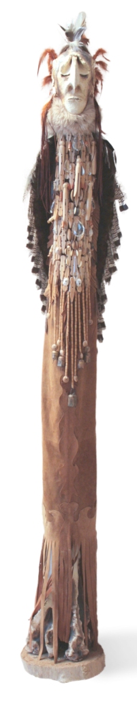 Shaman, sculpture de grès avec oxyde, fourrure , cuir , plumes, cheveux, bois, cristal, métal par Hélène Larouche Copyright © 2014 Hélène Larouche