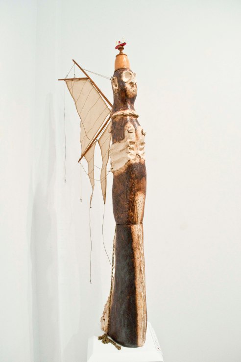 À la dérive par Hélène Larouche Sculpture de grès avec voilure, cordages, chaîne et paquebot en bois, 114 h X 52 X 11 cm Crédit photo : Isabelle Houde Photographe 