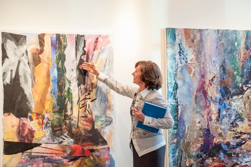 Mme Nicole Brière, spécialiste en art et en communication devant une œuvre de l'artiste Michael Smith, représenté par la Galerie Michel Guimont. Crédit photo: Isabelle Houde Photographe http://www.isabellehoudephotographe.com/