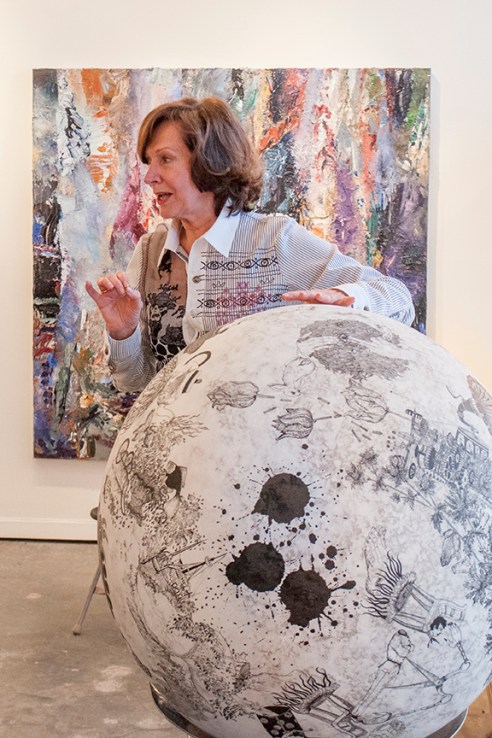 Mme Nicole Brière avec, en avant-plan, une oeuvre de l'artiste Paryse Martin, représentée par la Galerie Michel Guimont. En arrière plan, une œuvre de Michael Smith. Crédit photo: Isabelle Houde Photographe
