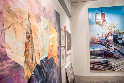 En avant-plan, à gauche, un aperçu d'une oeuvre de Mélanie Authier. Au fond, un tableau de Martin Golland. Les deux artistes sont représentés par la Galerie Michel Guimont. Crédit photo: Isabelle Houde Photographe