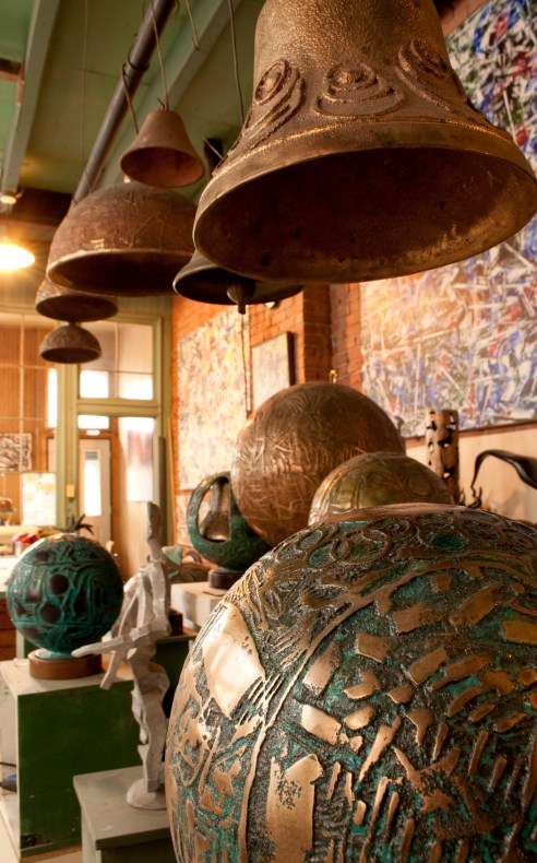 Des œuvres de l'artiste Aristide Gagnon à son atelier-fonderie. Crédit photo: Isabelle Houde Photographe